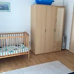 Mellet Levő, Csendes, Kényelmes Ház