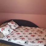 Mellet Levő, Csendes, Kényelmes Ház